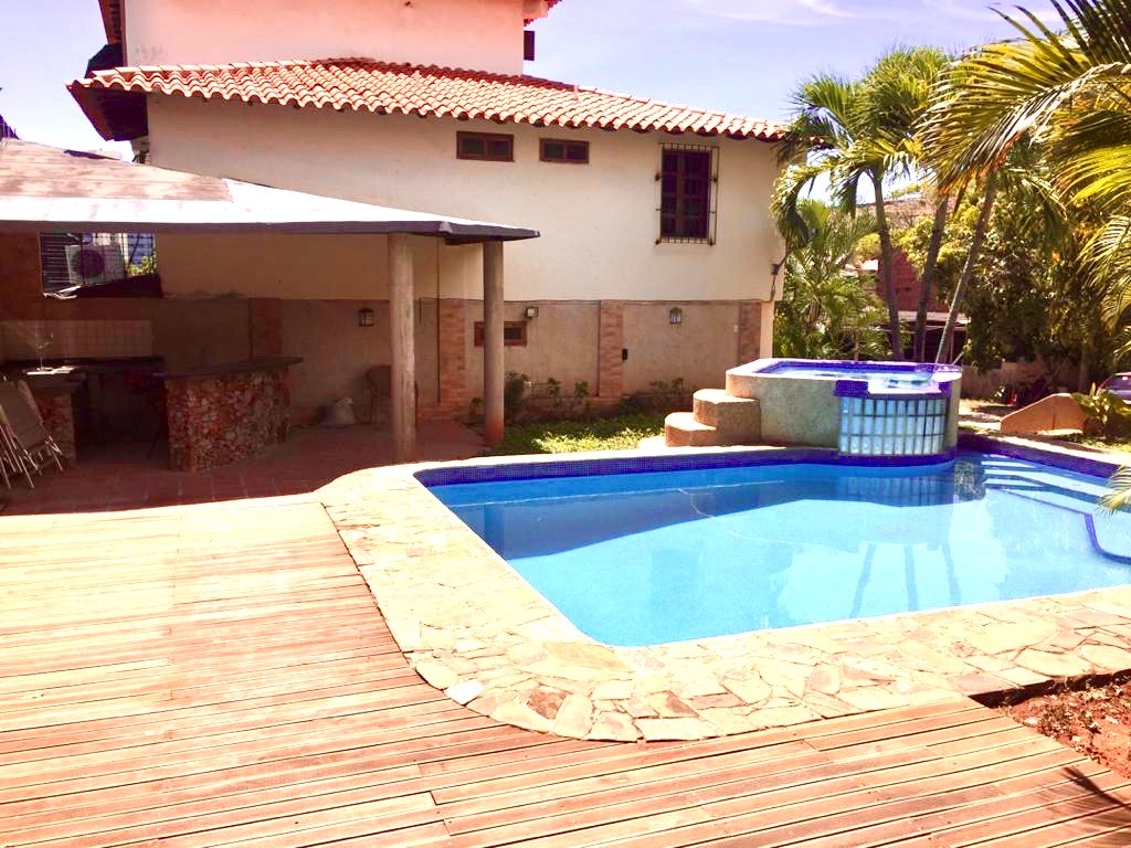 Pampatar terreno con 3 construcciones